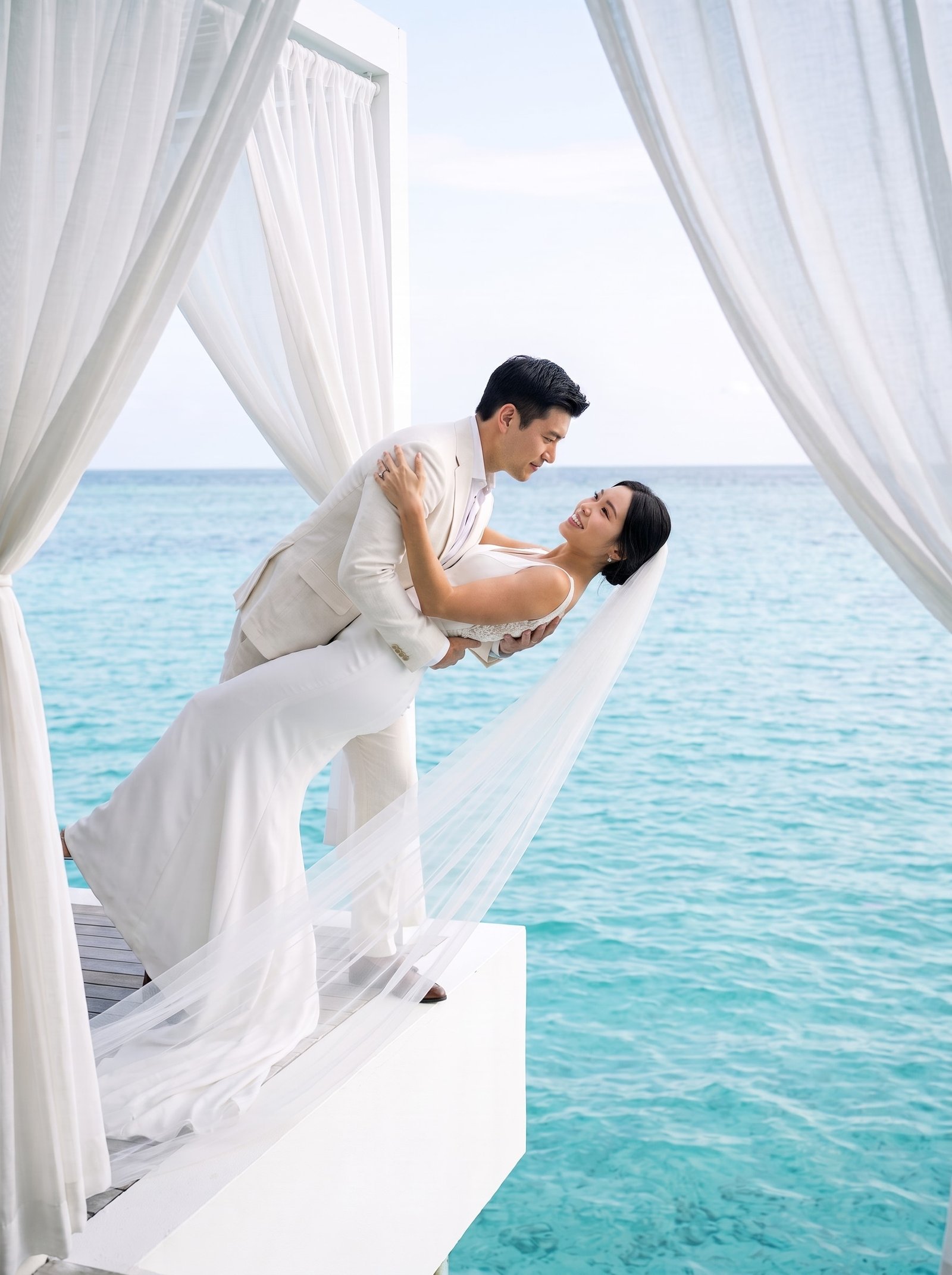 Destination Wedding Photos Without the Trip: Beach, Santorini and Paris Looks Explained